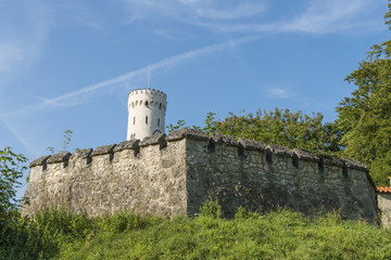 Fototapeta na wymiar Schloss Lichtenstein – Burgmauer mit Turm und Zinnen