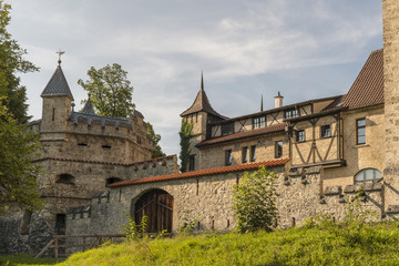 Fototapeta na wymiar Schloss Lichtenstein – Parkanlage mit Burgmauer Türme und Nebengebäude