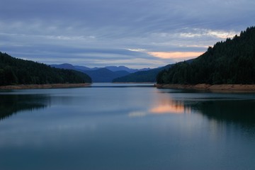 Sunset over the mountain lake. View from Green Peter Dam, in central Oregon.