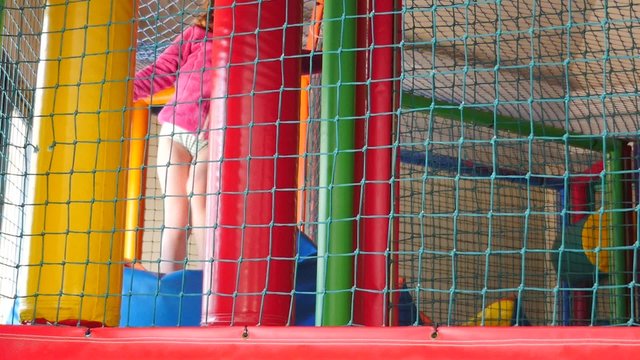 jolie fille jouant dans un parc