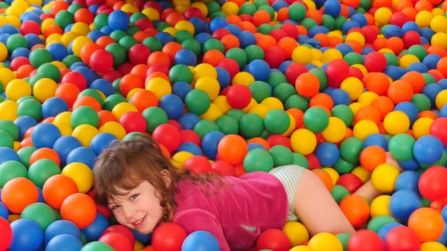 jolie fille jouant dans un parc