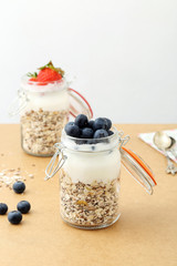 yogurt con cereali e mirtilli in barattolo di vetro