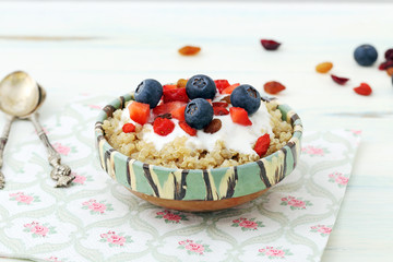 quinoa con yogurt e frutta 