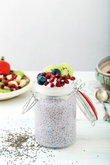 chia con yogurt e frutta in barattolo di vetro