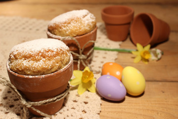 Kleine Kuchen in Blumentöpfen zum Osterfest