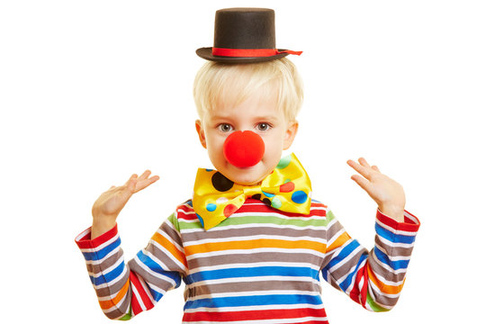 Kind als Clown macht Pantomime