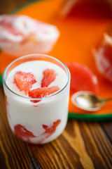 Greek yogurt with red grapefruit 