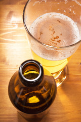 Bierglas mit Bierflasche