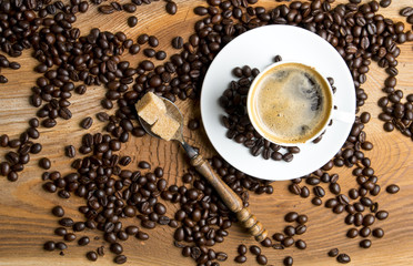 Filiżanka kawy na drewnianym tle
