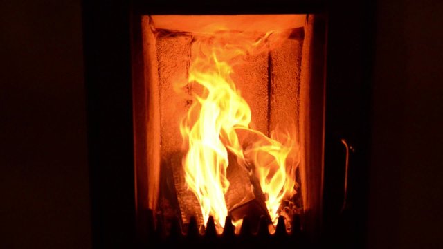 Nahaufnahme von brennendem Holz in einem Ofen