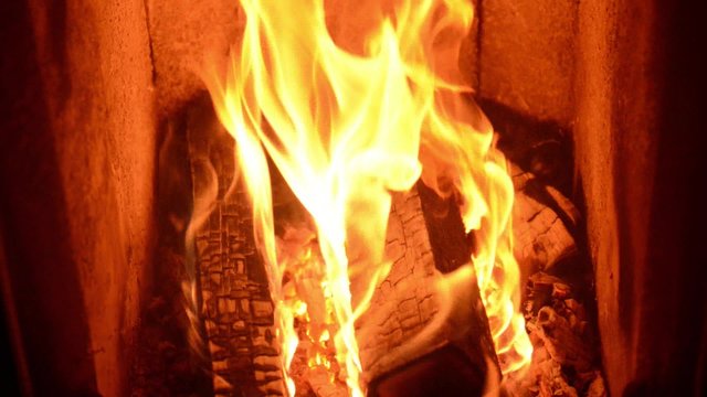 Nahaufnahme von brennendem Holz in einem Ofen