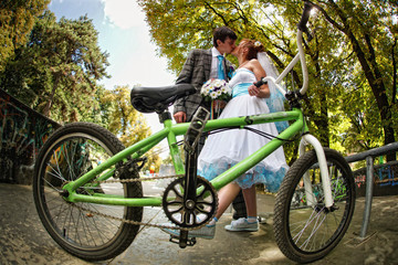 Obraz premium kissing couple behind bicycle