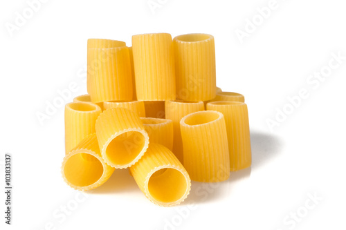 Rigatoni su sfondo bianco