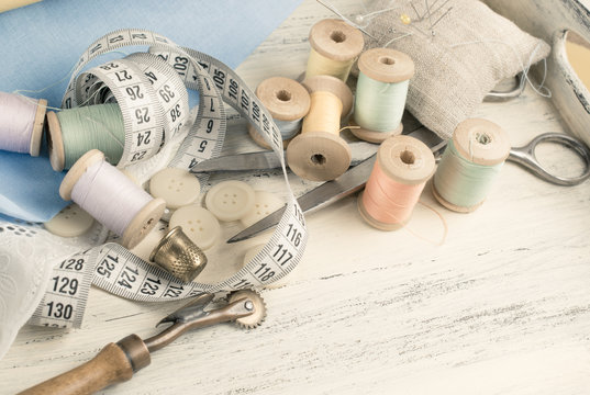 Set of reel of thread, scissors, buttons, fabric and pins for se