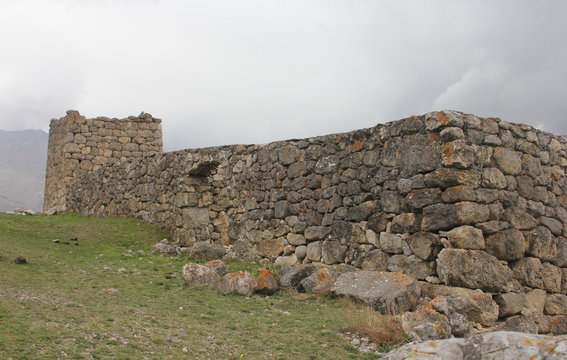 Стены древнего города Цимити в Северной Осетии