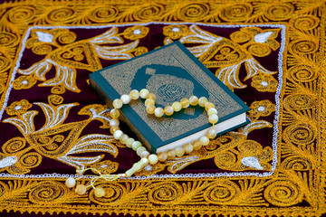 Священная книга Коран и четки