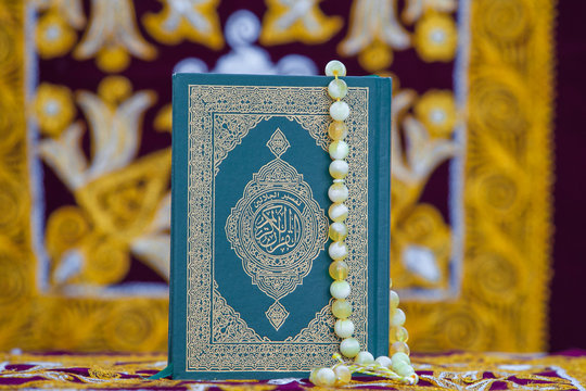 Священная Книга "Коран" и четки