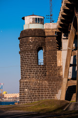 Башня на опоре моста