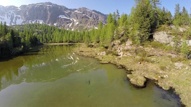 Sorvolo laghetto di montagna - Riflessi nell'acqua