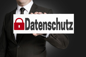 datenschutz schild wird von geschäftsmann gehalten