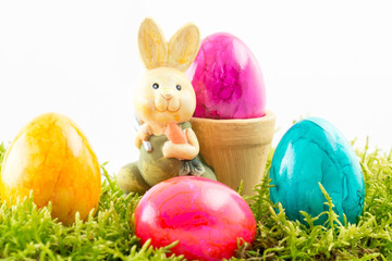 Ostereier und Osterhase im Moos