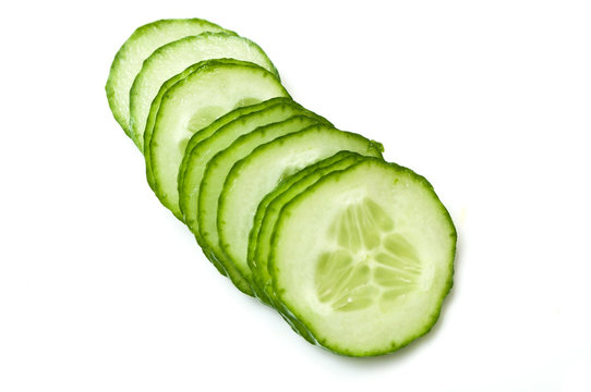 rondelles de concombre sur fond blanc