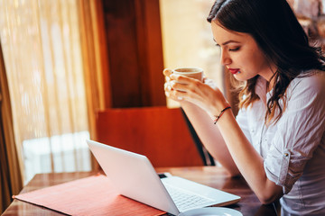 Businesswoman At The Cafè/Businesswoman Working Using Laptop In Coffee Shop
