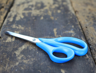 Obraz premium scissors on wood background