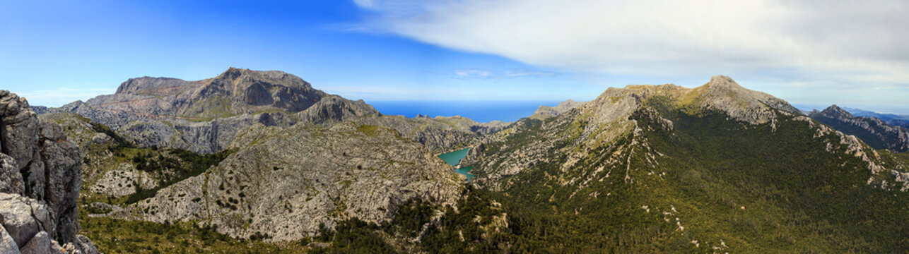 Panorámica Serra de Tramuntana patrimonio mundial UNESCO montañas de Mallorca Puig Major Massanella y embalse Gorg Blau