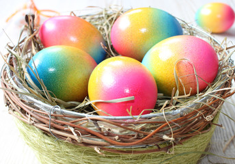 Ostergruß - Korb mit gekochten bunt bemalten Eiern