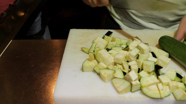 Zucchini w&uuml;rfeln, schneiden