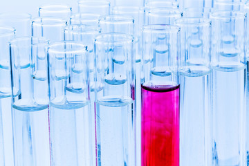 Laborgläser bei Versuch in Chemie Labor