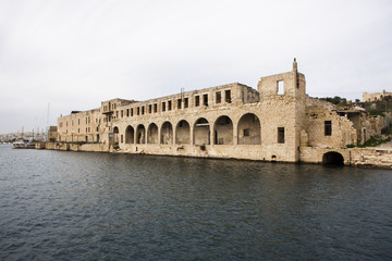 Fototapeta premium Fort Manoel, hinten Blick auf St Pauls Kirche , Valletta, Malta, Europa