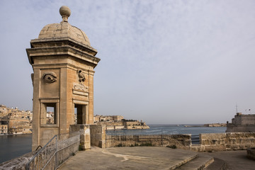 Safe Haven Gardens mit dem ungewöhlichen sechseckigen Spähturm,  hinten Valletta, Senglea , Malta, Europa