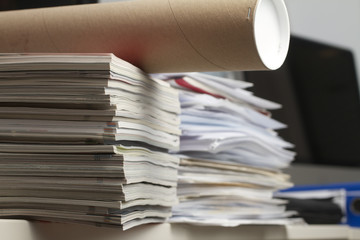 Papierstapel in einem Büro