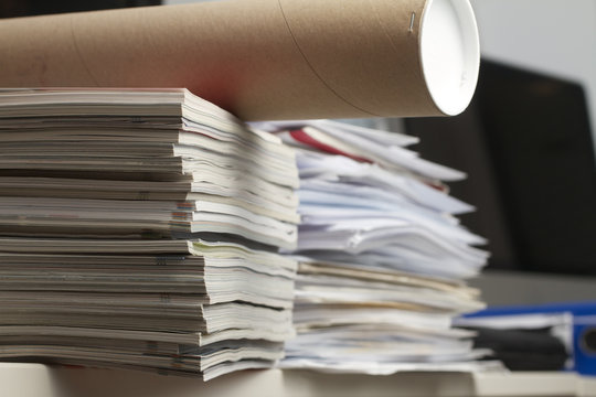 Papierstapel in einem B&uuml;ro