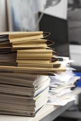 Akten und Papierstapel in einem Büro