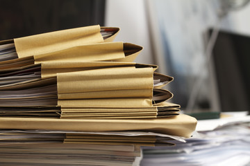 Akten und Papierstapel in einem Büro