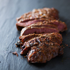 steak de fer plat cuit saignant et tranché ouvert sur ardoise