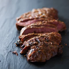 Stickers pour porte Steakhouse steak de fer plat cuit saignant et tranché ouvert sur ardoise