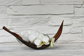 Orchidee in einer Palmblattschale