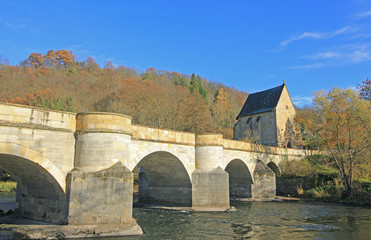 Naklejka premium Creuzburg: Werrabrücke (1223) mit Liboriuskapelle (1499)