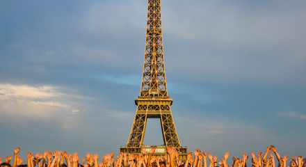 Brazos saludando en la Torre Eiffel, París, Francia - obrazy, fototapety, plakaty