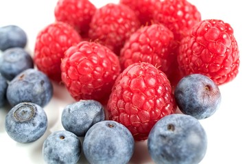 Himbeeren und Heidelbeeren