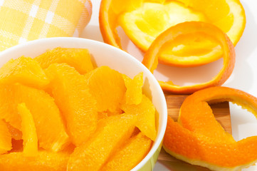 Filetierte Orangen in Porzellanschale für feine Dessertrezepte und Marmeladen, Orangenschale entfernen, Zubereitung, vorbereiten, schmackhaft, vitaminreich