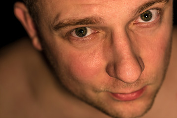 Obraz premium Man looks doubtful and skeptical