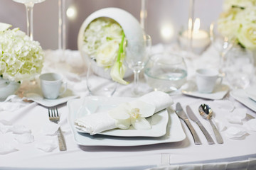 Obraz na płótnie Canvas Beautidul table set for wedding reception