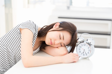 時計と眠る女性