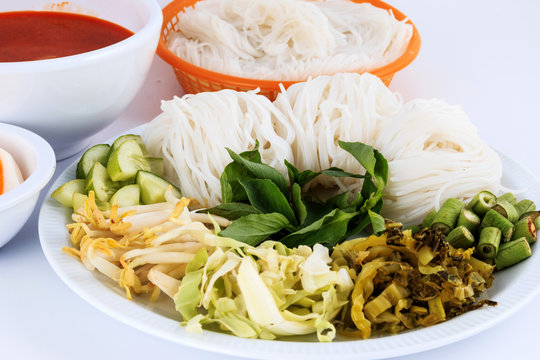 Vermicelli solution (Noodles) and fish curry coconut milk with vegetable.(Kanom Jeen Nam Ya)