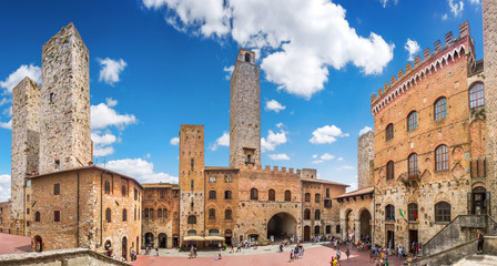 Famous Piazza del Duomo in historic San Gimignano, Tuscany, Italy - obrazy, fototapety, plakaty